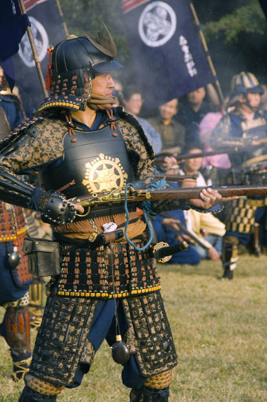 成年人,一个人,竖图,制服,城市,旗帜,东京,日本,亚洲,仅一个男性,庆祝,日本文化,枪支,首都,历史,衣服,摄影,复杂,东亚,本州,关东地方,本州岛,日本国,东京都,战役,涩谷区,原宿,男人,彩图,传统服装,传统文化