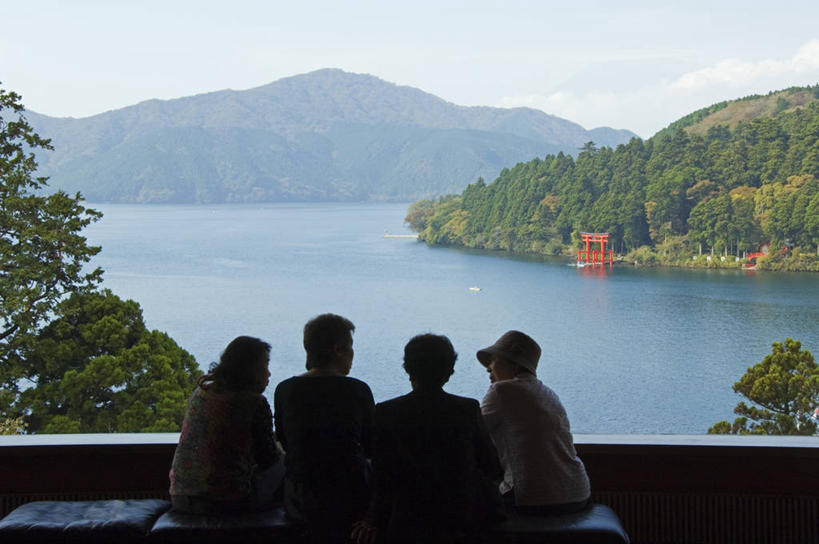 成年人,博物馆,横图,室外,侧面,烹饪,湖,山,山脉,水,富士山,日本,亚洲,阴影,形状,日本文化,地形,料理,食品,神奈川县,历史,菜肴,美食,食物,风景,自然,摄影,佳肴,保护,宁静,环境,考古学,国家公园,剪影,东亚,本州,山梨县,芦之湖,女人,彩图,传统文化,联合国教科文组织,富士