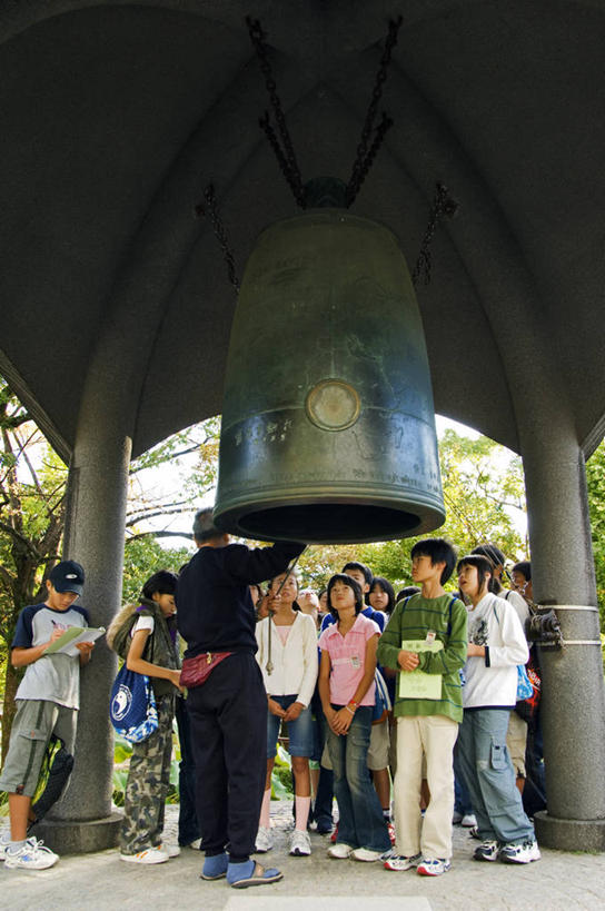 儿童,学生,公园,竖图,室外,烹饪,城市,广岛县,日本,亚洲,日本文化,纪念碑,料理,食品,历史,菜肴,美食,食物,摄影,佳肴,纪念,留念,保护,怀念,东亚,本州,广岛和平纪念公园,彩图,传统文化,联合国教科文组织