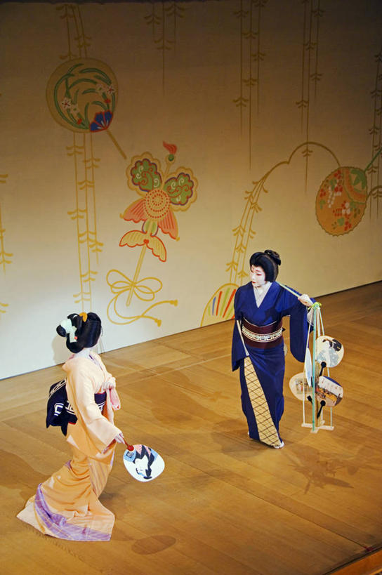 成年人,两个人,竖图,彩色,烹饪,日本,亚洲,表演,和服,日本文化,料理,食品,历史,菜肴,美食,食物,衣服,摄影,佳肴,京都府,五颜六色,保护,色彩斑斓,五彩缤纷,艺妓,东亚,本州,本州岛,日本国,近畿地方,近畿,五彩斑斓,五光十色,女人,外衣,彩图,传统服装,舞蹈,柱头,传统文化,联合国教科文组织,美人,舞妓