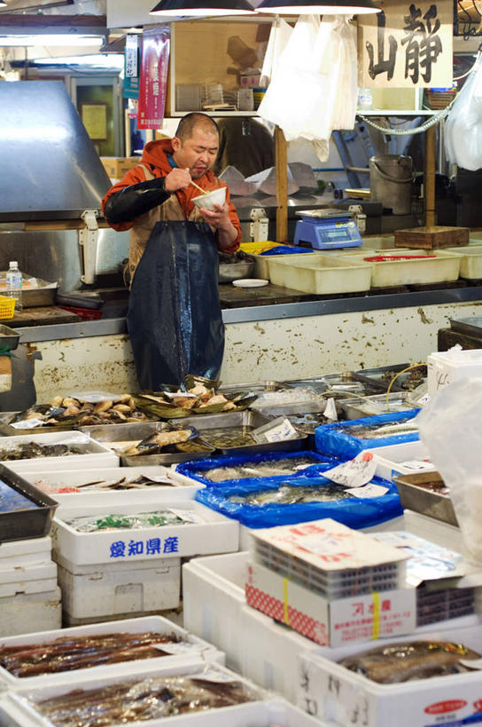 成年人,一个人,吃,竖图,室内,城市,东京,日本,亚洲,仅一个男性,食品,市场,首都,社区,摄影,清新,东亚,健康食物,本州,筑地市场,男人,海产,彩图,递送