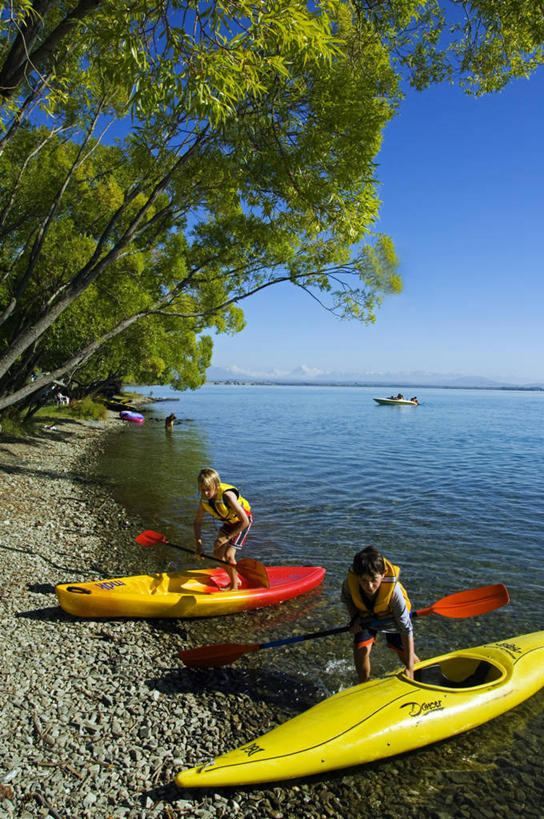 划船,皮划艇,儿童,两个人,竖图,室外,纯洁,运动,湖,美景,山,山脉,水,雪,雪山,船,日光,新西兰,地形,景观,快艇,木船,水库,风景,自然,交通工具,景色,可爱,童年,童趣,摄影,生活方式,桨,舟,自然风光,载具,独木舟,童真,烂漫,无邪,纯净,澳大拉西亚,库克山,独木船,新西兰南岛,荡舟,美术工艺,天真,男孩,女孩,彩图,罢工,美人,皮船