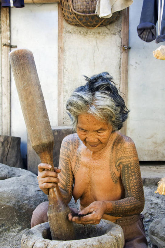 成年人,一个人,家,竖图,菲律宾,亚洲,仅一个女性,工作,乡村,纹身,工艺品,社区,摄影,东南亚,研磨,种族,吕宋岛,技能,美术工艺,女人,彩图,传统文化