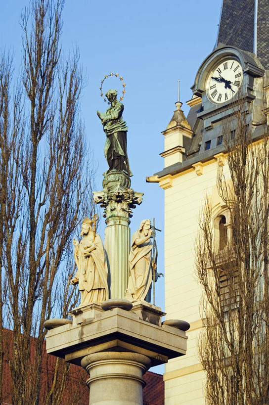 无人,教堂,竖图,室外,雕塑,欧洲,斯洛文尼亚,雕像,尖顶,首都,钟塔,摄影,宗教,基督教,宗教建筑,计时工具,前南斯拉夫,卢布尔雅那,灵性,钟,彩图