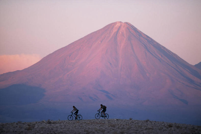 两个人,横图,室外,锻炼,旅游,度假,运动,火山,山,摩托车,自行车,智利,山地车,娱乐,车,脚踏车,骑,自然,交通工具,骑车,享受,休闲,健康,南美,放松,摄影,活动,载具,室外运动,户外运动,户外活动,山地自行车,安地斯山脉,冒险,休闲活动,彩图,健身