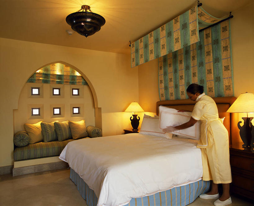 一个人,横图,室内,旅游,度假,卧室,酒店,埃及,行人,游客,游人,娱乐,路人,旅客,职业,享受,休闲,放松,服务,摄影,女仆,中东,华贵,过客,彩图