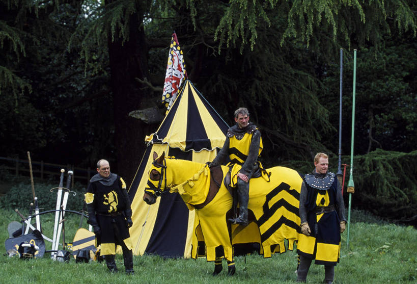 成年人,三个人,横图,运动,竞争,马,英国,欧洲,表演,城堡,英格兰,衣服,黄色,动物,武器,摄影,莱切斯特城,男人,彩图,装扮,马上枪术比赛