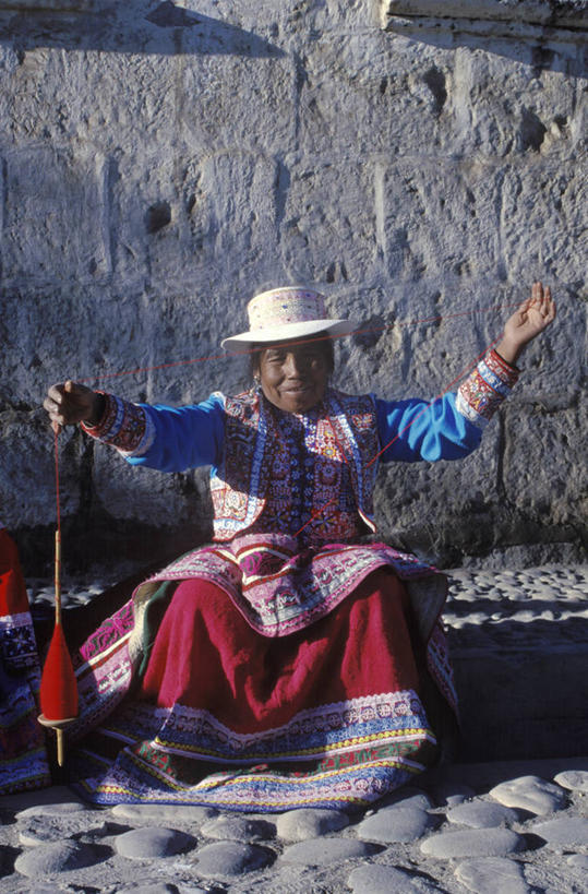 成年人,一个人,竖图,峡谷,帽子,秘鲁,仅一个女性,乡村,旋转,衣服,南美,摄影,羊毛,女人,彩图,传统文化