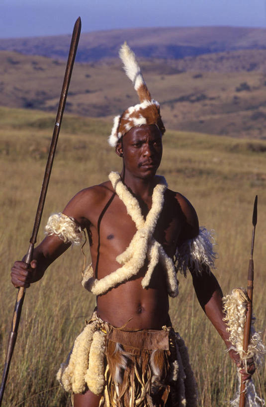 成年人,一个人,竖图,非洲,南非,仅一个男性,武器,摄影,羊皮,肖像,进攻,矛,非洲文化,阿非利加洲,南非共和国,夸祖鲁.纳塔尔省,男人,非洲人,彩图,传统服装,传统文化
