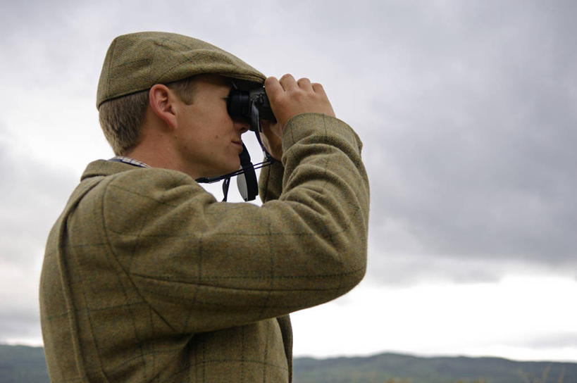 一个人,横图,射击,守门员,苏格兰,看,鸭舌帽,摄影,瞄准,间谍,监视,双筒望远镜,内赫布里底群岛,外赫布里底群岛,彩图,软帽