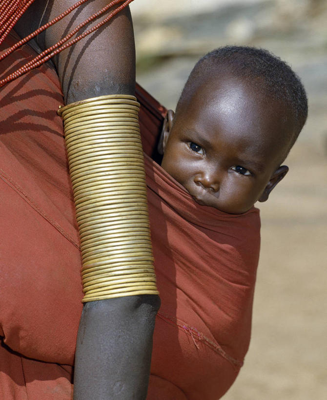婴儿,儿童,两个人,家庭,母亲,女儿,儿子,竖图,纯洁,非洲,肯尼亚,黄色,红色,温暖,温馨,一家人,橙色,摄影,和睦,关爱,运送,非洲文化,非洲人,彩图,传统服装,融洽,婴儿背带