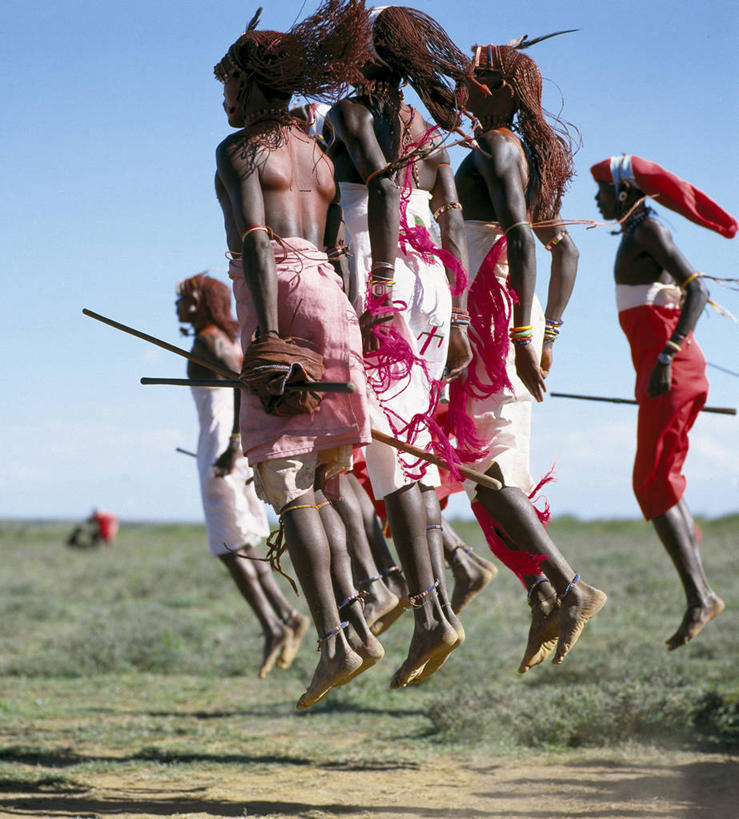 新郎,跳,竖图,婚礼,快乐,生产线,肯尼亚,庆祝,结婚,黄色,红色,喜庆,摄影,纪念,典礼,矛,非洲文化,男性,彩图,传统服装,高兴,舞蹈,传统文化