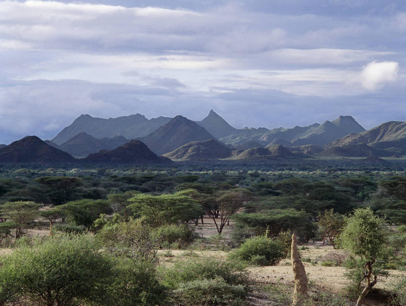 无人,横图,室外,留白,山,山脉,非洲,肯尼亚,地平线,地形,山顶,乌云,云,辽阔,地面,树,平原,广阔,摄影,一望无际,山脊,延伸,天地相交,无边无际,一马平川,彩图