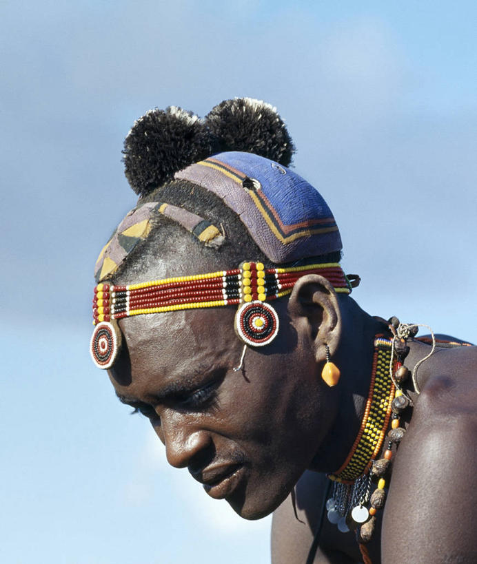 成年人,一个人,竖图,鸟,鸵鸟,项链,羽毛,珠宝,非洲,肯尼亚,仅一个男性,沮丧,轻盈,柔软,鸟类,束发带,珠子,摄影,肖像,非洲文化,轻柔,悲哀,男人,发型,彩图,传统服装