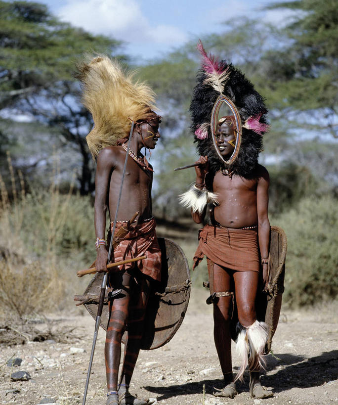 成年人,两个人,竖图,鸟,鸵鸟,羽毛,非洲,肯尼亚,轻盈,柔软,鸟类,红色,摄影,典礼,矛,非洲文化,轻柔,男人,彩图,传统服装,传统文化,马赛人,成人仪式