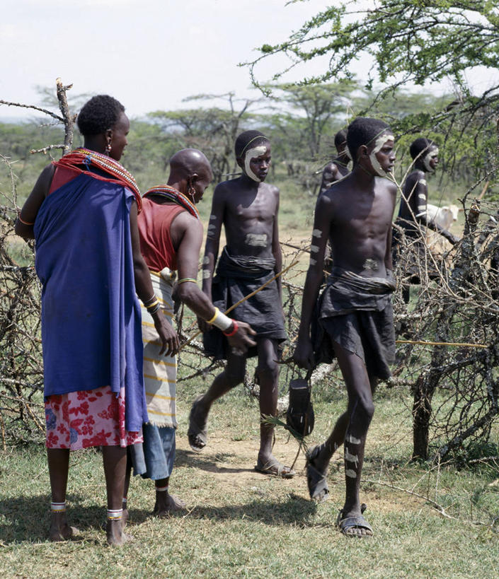 牛奶,儿童,成年人,家庭,母亲,竖图,生产线,项链,珠宝,非洲,肯尼亚,珠子,祝福,温暖,温馨,一家人,摄影,和睦,典礼,非洲文化,男性,女人,彩图,传统服装,融洽,传统文化,成人仪式