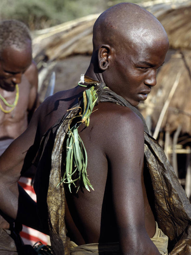 儿童,成年人,秃头,两个人,竖图,项链,珠宝,非洲,肯尼亚,装饰,珠子,思考,摄影,手镯,忧虑,肖像,非洲文化,男孩,男人,光头,无发,彩图,传统服装