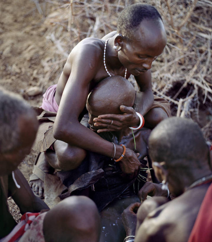 牛奶,儿童,成年人,秃头,竖图,项链,珠宝,非洲,肯尼亚,装饰,珠子,摄影,手镯,非洲文化,男孩,男人,光头,无发,彩图,传统服装