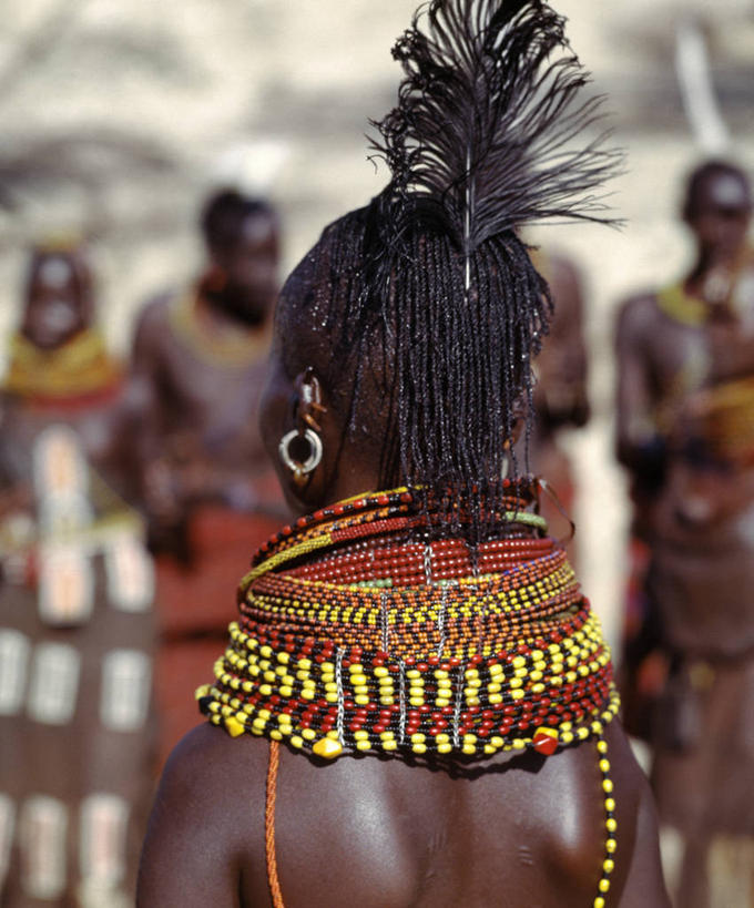 成年人,一个人,竖图,鸟,鸵鸟,项链,羽毛,珠宝,非洲,肯尼亚,仅一个女性,轻盈,柔软,鸟类,珠子,摄影,发辫,轻柔,耳饰,女人,彩图,传统服装,传统文化