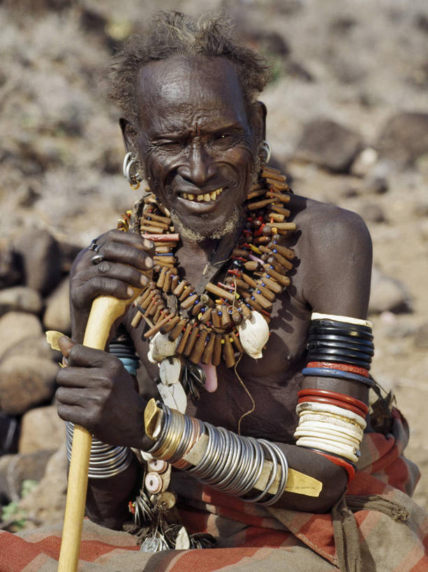 成年人,一个人,微笑,竖图,项链,珠宝,非洲,肯尼亚,仅一个男性,金属,木制,摄影,手镯,耳饰,萨满,预言家,男人,彩图,传统文化