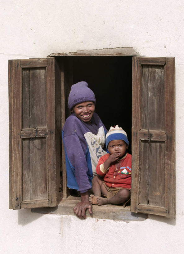 儿童,成年人,两个人,家庭,母亲,女儿,儿子,微笑,竖图,快乐,窗户,非洲,马达加斯加,温暖,温馨,一家人,摄影,和睦,窗框,女孩,女人,非洲人,彩图,融洽