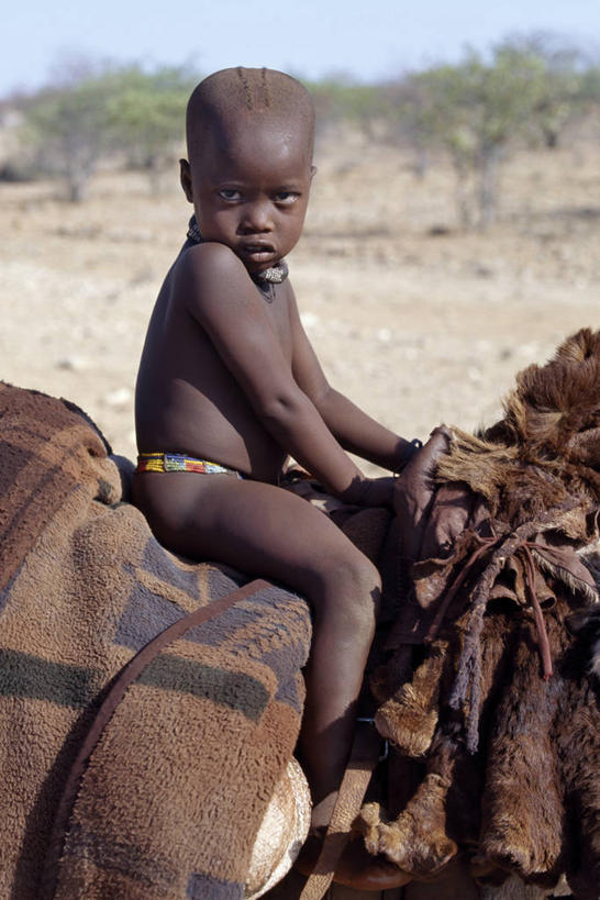 儿童,一个人,竖图,纯洁,项链,非洲,纳米比亚,仅一个男性,仅一个人,珠子,小孩,黄色,仅一个小孩,家畜,可爱,童年,童趣,运输,摄影,肖像,童真,烂漫,无邪,非洲文化,驴子,奥普沃,天真,男孩,男人,男性,非洲人,孩子,彩图,传统服装,男生,传统文化,游牧民族