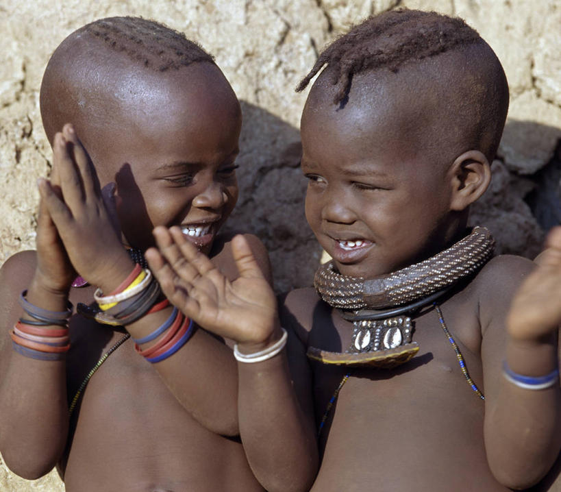 儿童,秃头,两个人,微笑,横图,快乐,友谊,纯洁,珠宝,非洲,纳米比亚,珠子,可爱,童年,童趣,摄影,享乐,童真,烂漫,无邪,非洲文化,天真,女孩,非洲人,光头,无发,彩图,传统服装,传统文化,游牧民族