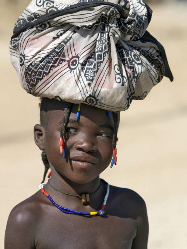 儿童,一个人,竖图,纯洁,项链,珠宝,非洲,纳米比亚,仅一个女性,仅一个人,珠子,小孩,仅一个小孩,可爱,童年,童趣,摄影,麻花辫,肖像,童真,烂漫,无邪,奥普沃,天真,女孩,女人,女性,孩子,彩图,传统服装,女生,传统文化,游牧民族