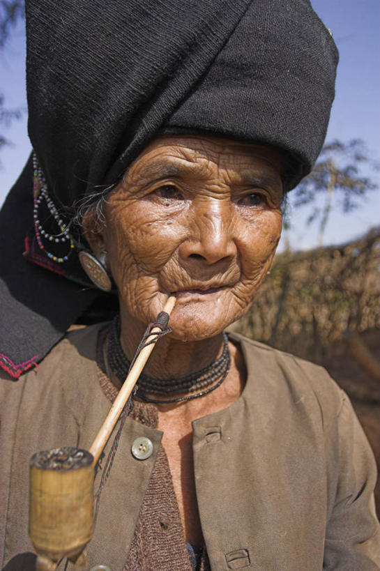 成年人,老年人,一个人,竖图,缅甸,亚洲,仅一个女性,仅一个人,地标建筑,摄影,东南亚,仅一个老年女性,肖像,掸邦,景栋,老年女性,女人,女性,彩图