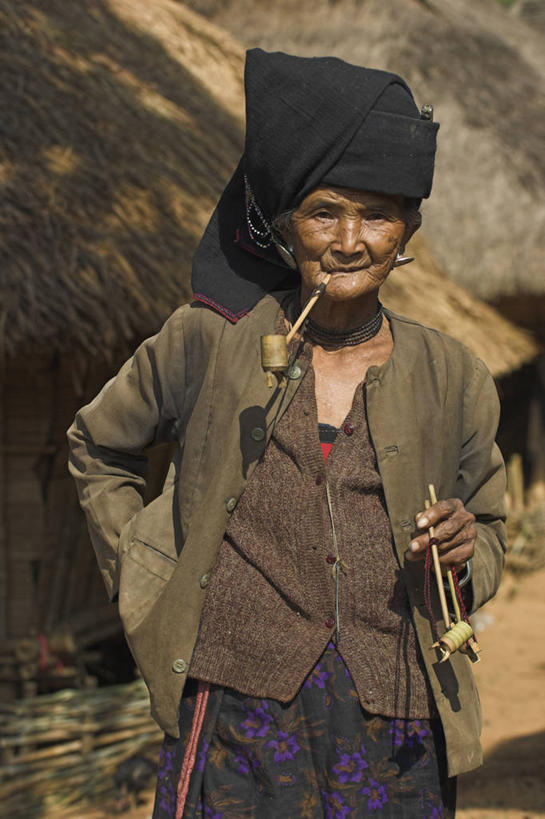 成年人,老年人,一个人,竖图,缅甸,亚洲,仅一个女性,仅一个人,地标建筑,摄影,东南亚,仅一个老年女性,肖像,掸邦,景栋,老年女性,女人,女性,彩图