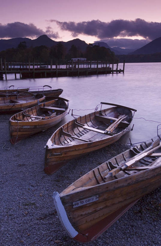 划艇,无人,竖图,彩色,室外,美景,日落,水,英国,欧洲,地形,景观,英格兰,风景,自然,景色,摄影,五颜六色,宁静,色彩斑斓,国家公园,西欧,自然风光,北欧,五彩缤纷,英国文化,五彩斑斓,坎布里亚,德文特湖,五光十色,秋天,彩图,传统文化