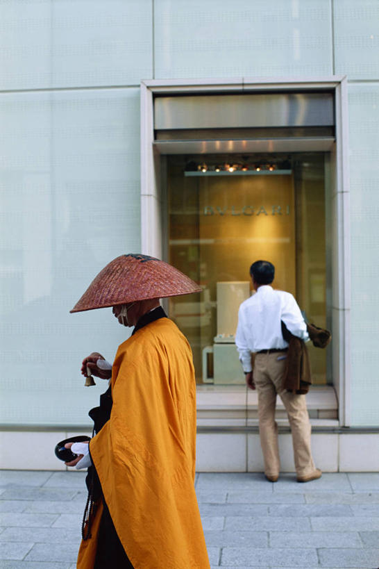 两个人,竖图,白天,购物,消费,城市,道路,街道,路,公路,东京,日本,亚洲,日本文化,交通,首都,顾客,银座,摄影,宗教,佛教,本州,马路,僧侣,彩图