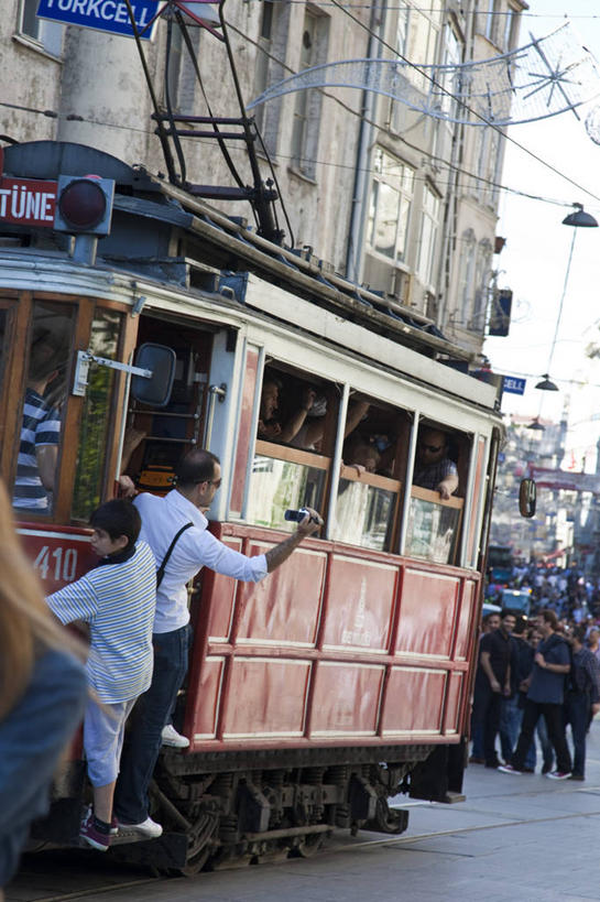 竖图,室外,白天,旅游,城市,欧洲,亚洲,许多人,缆车,一群人,运输,摄影,土耳其文化,伊斯坦布尔,彩图
