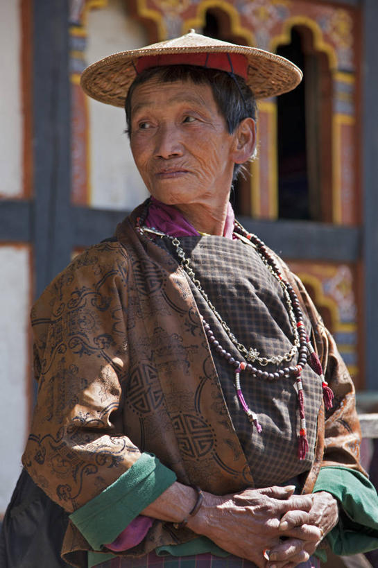 成年人,老年人,一个人,竖图,室外,白天,侧面,不丹,仅一个女性,仅一个人,摄影,仅一个老年女性,肖像,念珠,老年女性,女人,女性,半身,彩图,传统服装