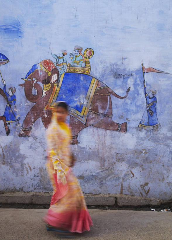 成年人,一个人,竖图,室外,白天,留白,侧面,运动模糊,城市,街道,印度,亚洲,仅一个年轻女性,仅一个女性,仅一个人,艺术,墙,古城,壁画,摄影,作画,印度文化,纱丽,拉贾斯坦邦,美术工艺,印度次大陆,年轻女性,女人,女性,年轻人,步行,彩图,本迪,传统文化,巷