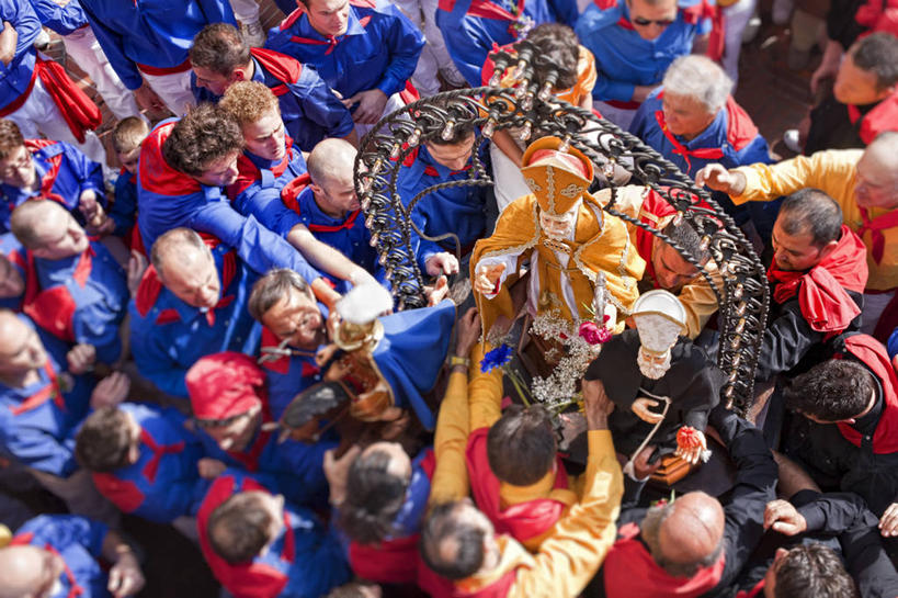 成年人,横图,俯视,室外,白天,意大利,欧洲,庆祝,雕像,古城,许多人,一群人,摄影,事件,游行,翁布里亚大区,古比奥,男人,彩图,高角度拍摄,传统文化