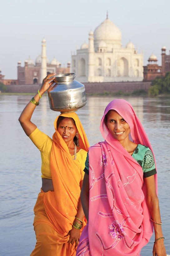 成年人,老年人,两个人,微笑,竖图,室外,白天,正面,建筑,花瓶,泰姬陵,印度,亚洲,头巾,头饰,宏伟,白色,发饰,地标建筑,头顶,摄影,陵墓,圆顶建筑,肖像,南亚,印度文化,纱丽,阿格拉,印度教,印度共和国,北方邦,亚穆纳河,老年女性,女人,彩图,传统服装,传统文化