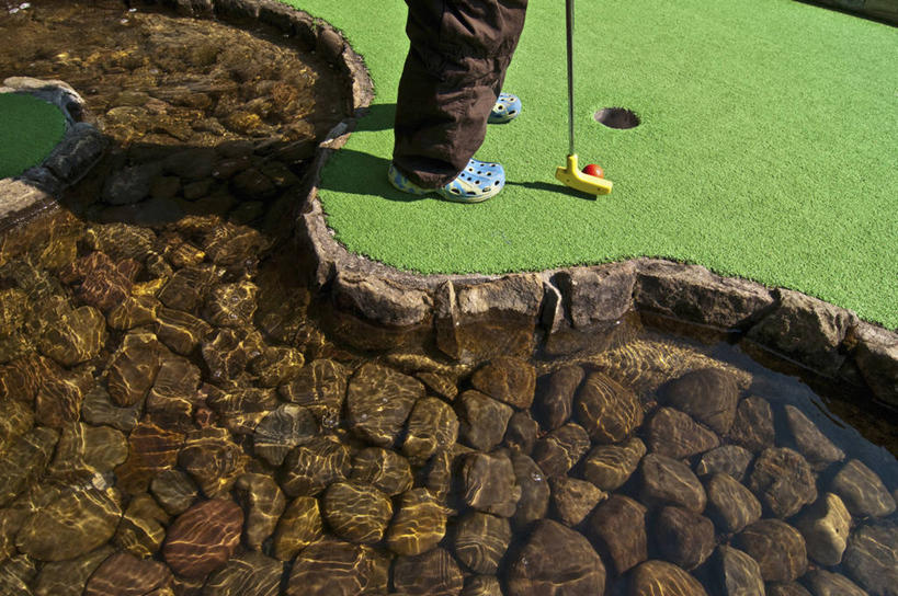 腿,一个人,横图,俯视,室外,白天,水,美国,高尔夫球,池塘,洞,摄影,部分,北美,高尔夫球杆,北美洲,美洲,新罕布什尔州,北亚美利加洲,亚美利加洲,新罕布什尔,新罕布夏州,花岗岩州,花冈岩之州,滑雪之州,新英格兰,纽英仑,休闲活动,彩图,高角度拍摄,美利坚合众国,迷你高尔夫