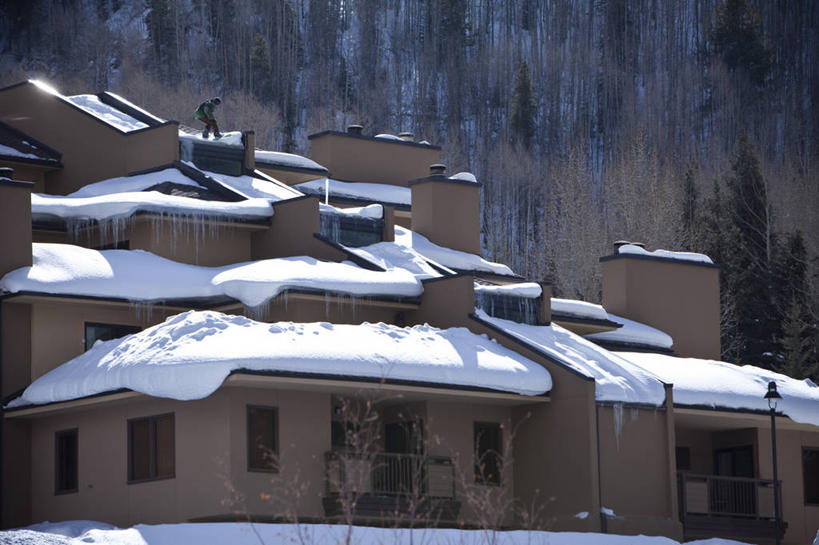 西方人,成年人,一个人,横图,室外,白天,留白,运动,雪,建筑,酒店,欧洲,美国,欧洲人,仅一个男性,屋顶,冬天,极限运动,树,摄影,滑雪板,滑雪服,特技,科罗拉多州,冬季运动,范尔,男人,白种人,休闲活动,彩图,对焦