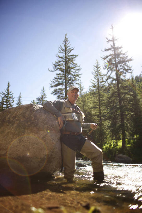 西方人,成年人,中年人,老年人,一个人,站,竖图,室外,白天,河流,森林,水,欧洲,美国,欧洲人,仅一个男性,仅一个人,仅一个中年男性,树,摄影,科罗拉多州,范尔,老年男性,男人,男性,中年男性,白种人,钓竿,岩石,休闲活动,彩图,钓鱼