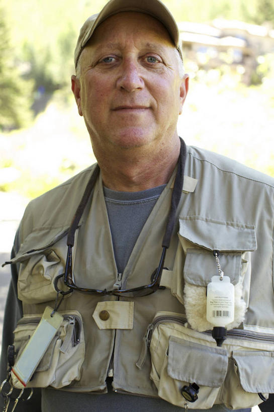 西方人,成年人,中年人,老年人,一个人,竖图,室外,白天,欧洲,美国,欧洲人,仅一个男性,仅一个人,仅一个中年男性,摄影,肖像,科罗拉多州,范尔,老年男性,男人,男性,中年男性,白种人,半身,彩图,钓鱼