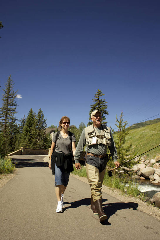 西方人,成年人,中年人,老年人,两个人,丈夫,妻子,竖图,室外,白天,路,欧洲,美国,欧洲人,摄影,婚姻,科罗拉多州,异性恋,范尔,老年男性,男性,女性,中年女性,白种人,钓竿,步行,手牵手,彩图,钓鱼