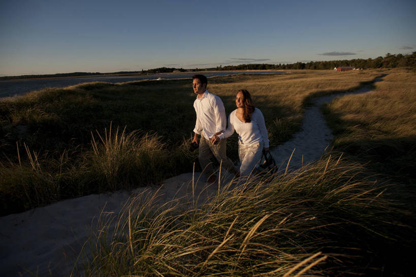 成年人,两个人,微笑,横图,室外,白天,留白,幸福,海洋,水,美国,草丛,浪漫,草,摄影,缅因州,男人,女人,海滩,步行,手牵手,彩图,爱,对焦