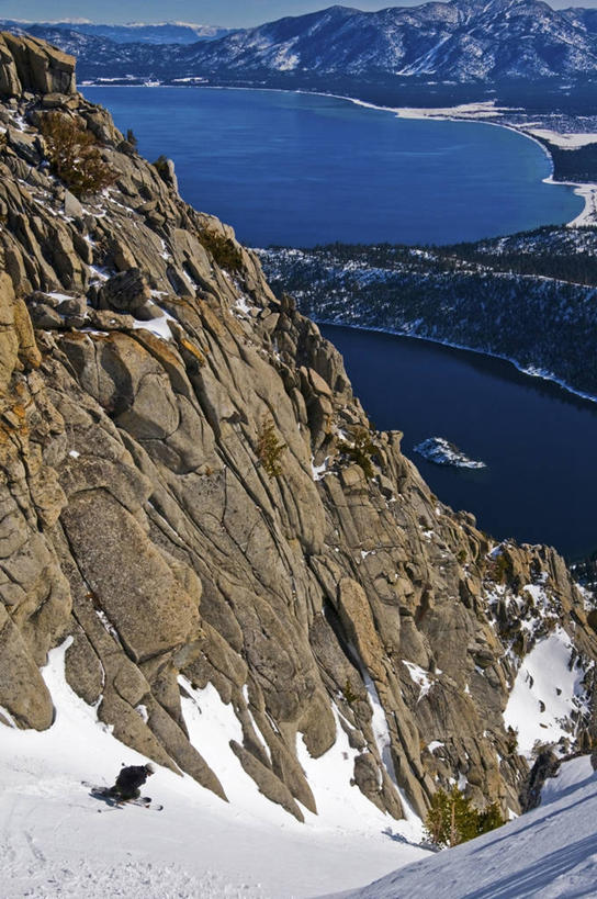 西方人,成年人,一个人,竖图,俯视,室外,白天,兴奋,运动,湖,山,水,雪,欧洲,美国,欧洲人,仅一个男性,仅一个人,冬天,仅一个年轻男性,寒冷,活力,摄影,加利福尼亚,太浩湖,冬季运动,滑雪运动,冒险,男人,男性,年轻男性,白种人,年轻人,休闲活动,彩图,高角度拍摄,对焦,翡翠湾