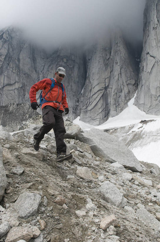 成年人,一个人,跑,竖图,室外,白天,旅游,度假,山,雾,加拿大,仅一个男性,棒球帽,娱乐,红色,灰色,太阳镜,享受,休闲,放松,摄影,茄克,大不列颠哥伦比亚,岩石,步行,彩图