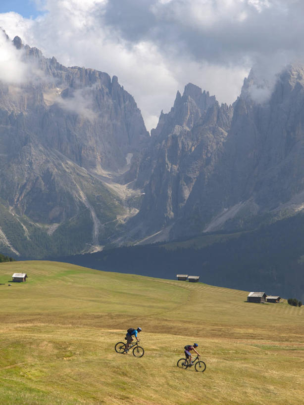 西方人,成年人,中年人,两个人,竖图,室外,白天,侧面,锻炼,旅游,度假,探险,运动,山,自行车,意大利,欧洲,欧洲人,行人,游客,游人,朦胧,模糊,地形,悬崖,云,宏伟,山地车,娱乐,路人,旅客,车,脚踏车,草,风景,交通工具,享受,休闲,放松,摄影,生态,载具,室外运动,户外运动,山地自行车,多洛米蒂山脉,过客,多罗迈特山,年轻女性,中年男性,白种人,年轻人,彩图,健身