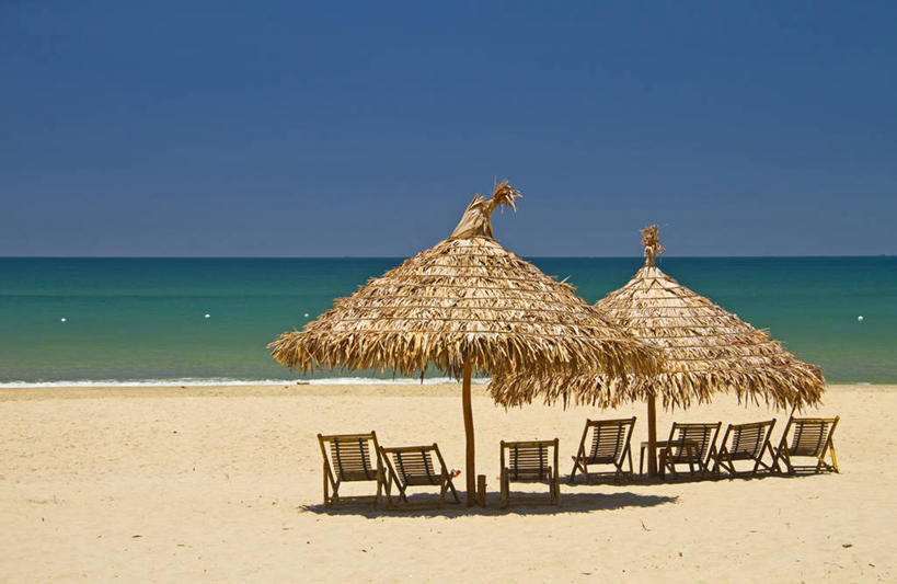 无人,家,横图,室外,白天,旅游,海浪,海洋,日光,越南,阴影,木制,沙子,房屋,屋顶,屋子,草屋,水平线,顶棚,住宅,自然,茅草屋,放松,摄影,保护,宁静,沙滩椅,万里无云,岘港,海滩,彩图,旅行,房子,茅舍,茅屋,小屋