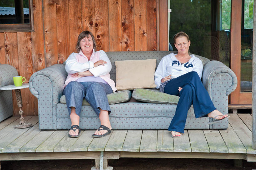 西方人,成年人,中年人,老年人,一个人,两个人,坐,笑,微笑,露齿笑,横图,室内,白天,正面,幸福,信心,沙发,欧洲,澳大利亚,欧洲人,仅一个女性,仅一个人,木制,二郎腿,杯,休闲装,枕头,仅一个中年女性,放松,摄影,起居室,肖像,新南威尔士,女人,女性,中年女性,白种人,休闲活动,彩图,小木屋,猎人谷,门廊