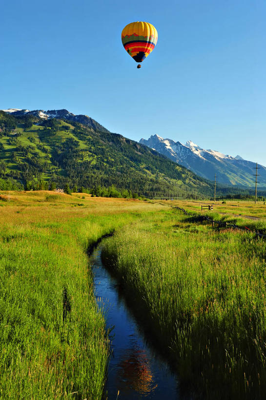 无人,竖图,室外,白天,自由,美景,山,山脉,美国,反射,景观,田地,飞,树,天空,自然,热气球,景色,运输,摄影,自然风光,怀俄明,万里无云,沟,杰克逊霍尔,冒险,休闲活动,彩图