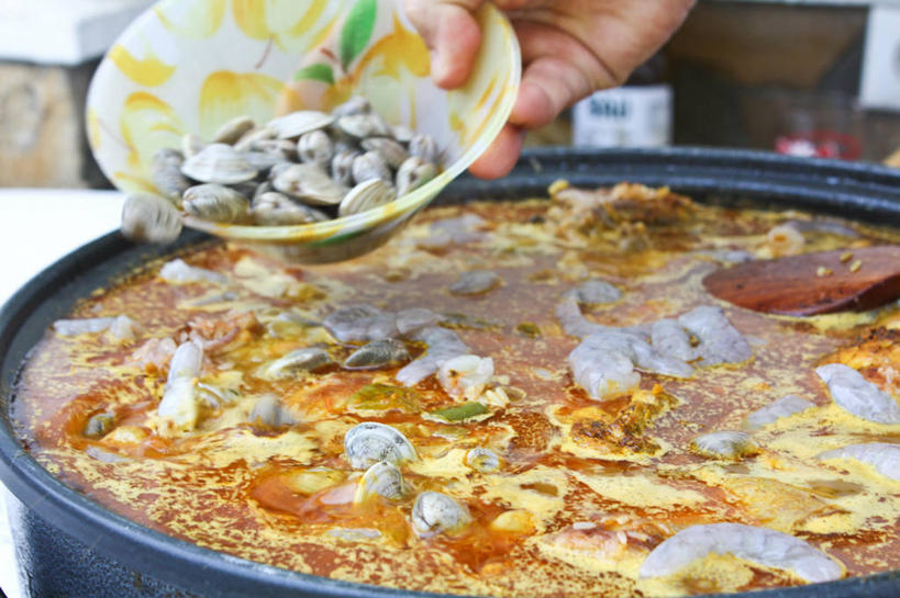 手,一个人,横图,室外,白天,西班牙,准备,木制,勺子,虾,米,拿着,饮食,木制品,调羹,汤匙,碗,摄影,部分,清新,安达路西亚,马拉加省,海产,彩图,肉菜饭